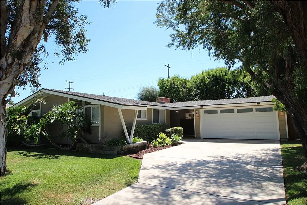 3 bed, 1380 sqft, $4,850 — Photo 1
