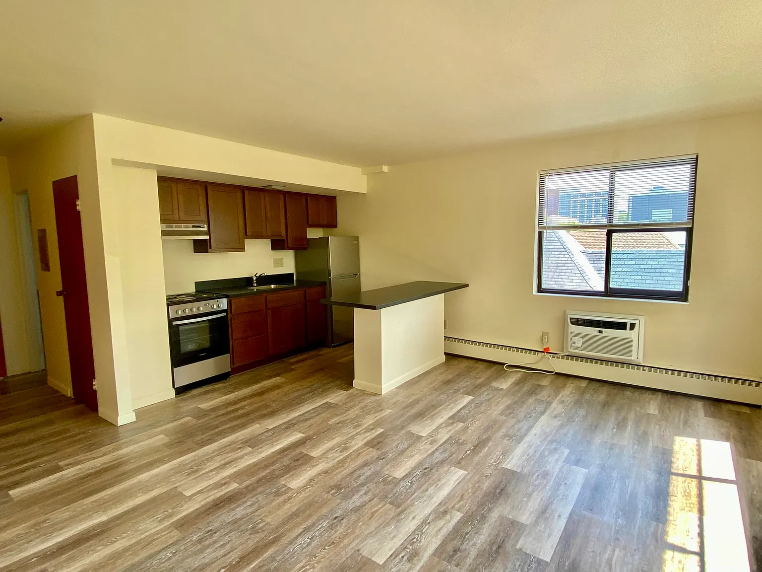 1 bed, 1.0 bath, 650 sqft, $1,415 — Photo 2