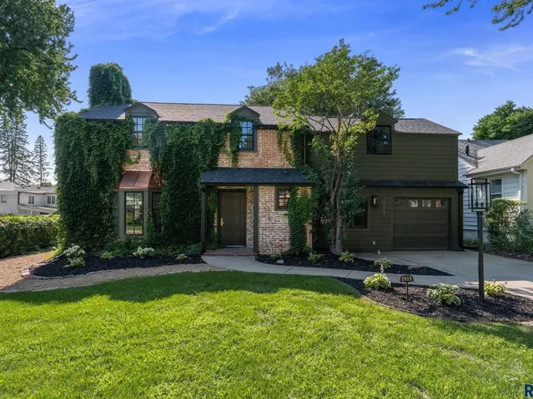 2015 S Pendar Ln, Sioux Falls, SD 57105