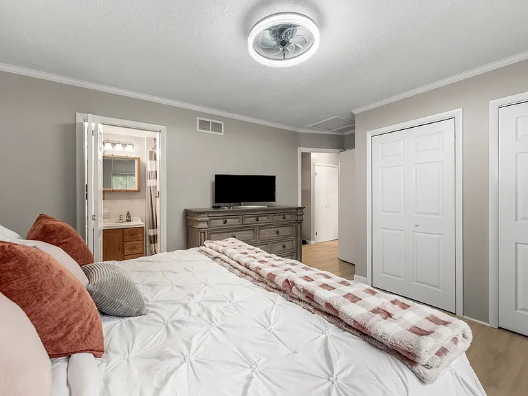 3361 Glebe Dr — Photo 4