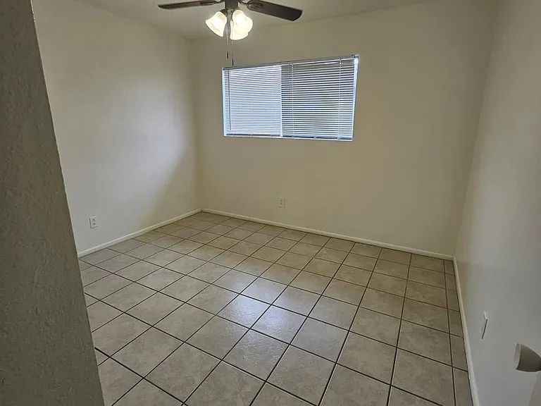 517 Palomas Dr SE #B — Photo 16