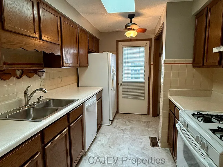 4430 Ridgewood Rd E — Photo 5