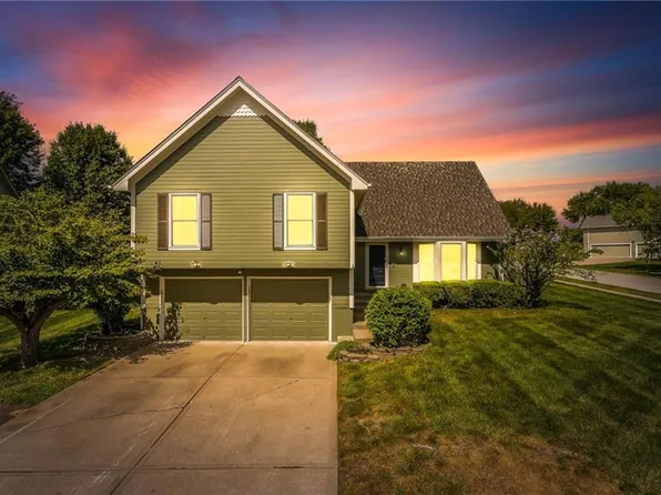 700 White Oak Ln, Liberty, MO 64068