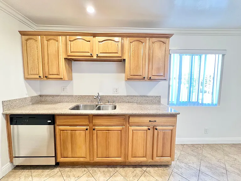 Newly Remodeled Lower Level 2 Bedroom 2 Bathroom Spacious Unit — Photo 4