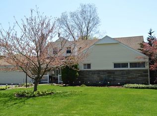 142 Andover Rd, Roslyn Heights, NY 11577