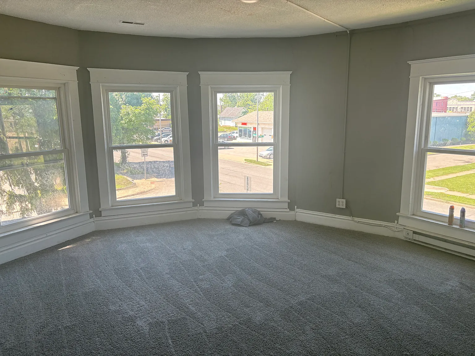 201 E Woodland — Photo 3