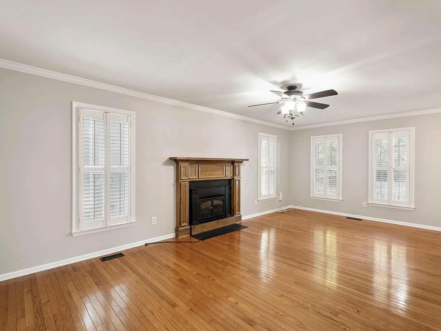 5 bed, 3.5 bath, 2289 sqft, $2,500 — Photo 4