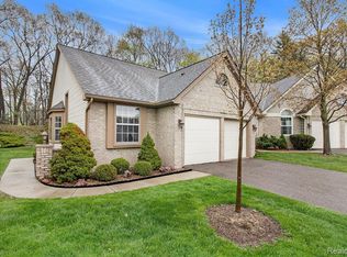 724 Leafy Hollow Ct, Fenton, MI 48430