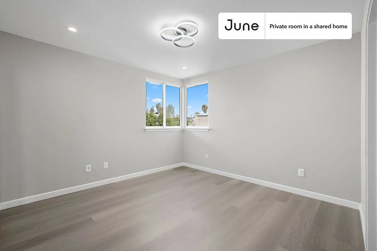 Queen bedroom in 5 bed/5 bath home in Boyle Heights #1829 E — Photo 2