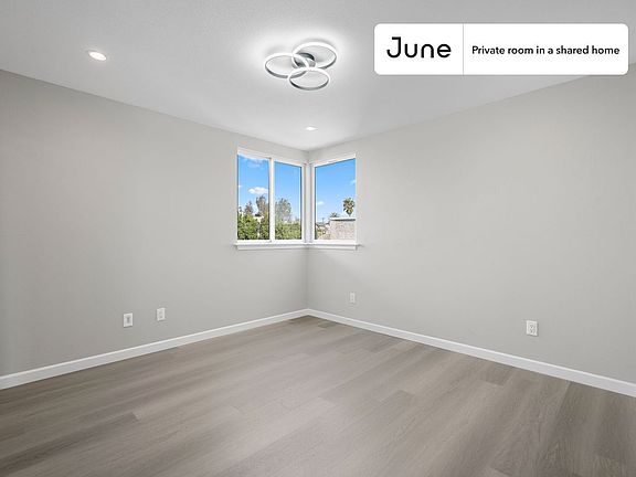 2nd image of 327 N Chicago #E