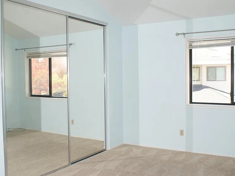 bedroom 3 - high ceiling, fully mirror closet