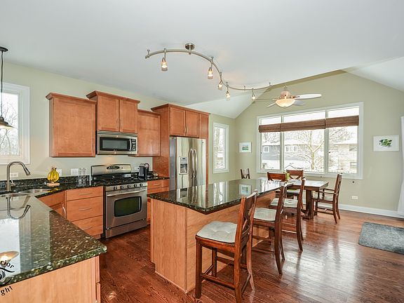3rd image of 16973 Forest Glen Dr