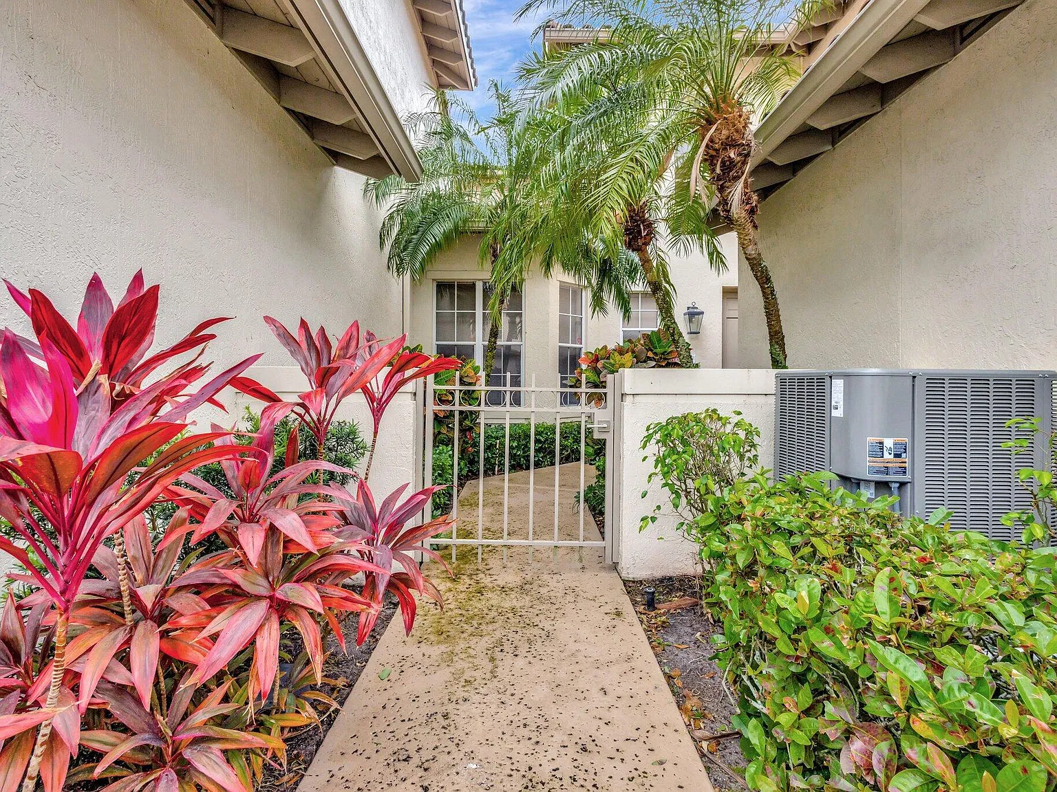 3 bed, 2.5 bath, 1895 sqft, $7,650 — Photo 4