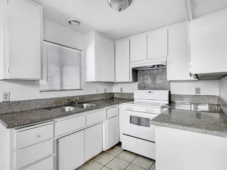 4039 Lorraine Dr #5 — Photo 5