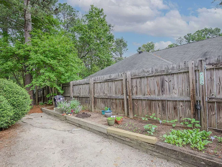 225 Adams Cir — Photo 40