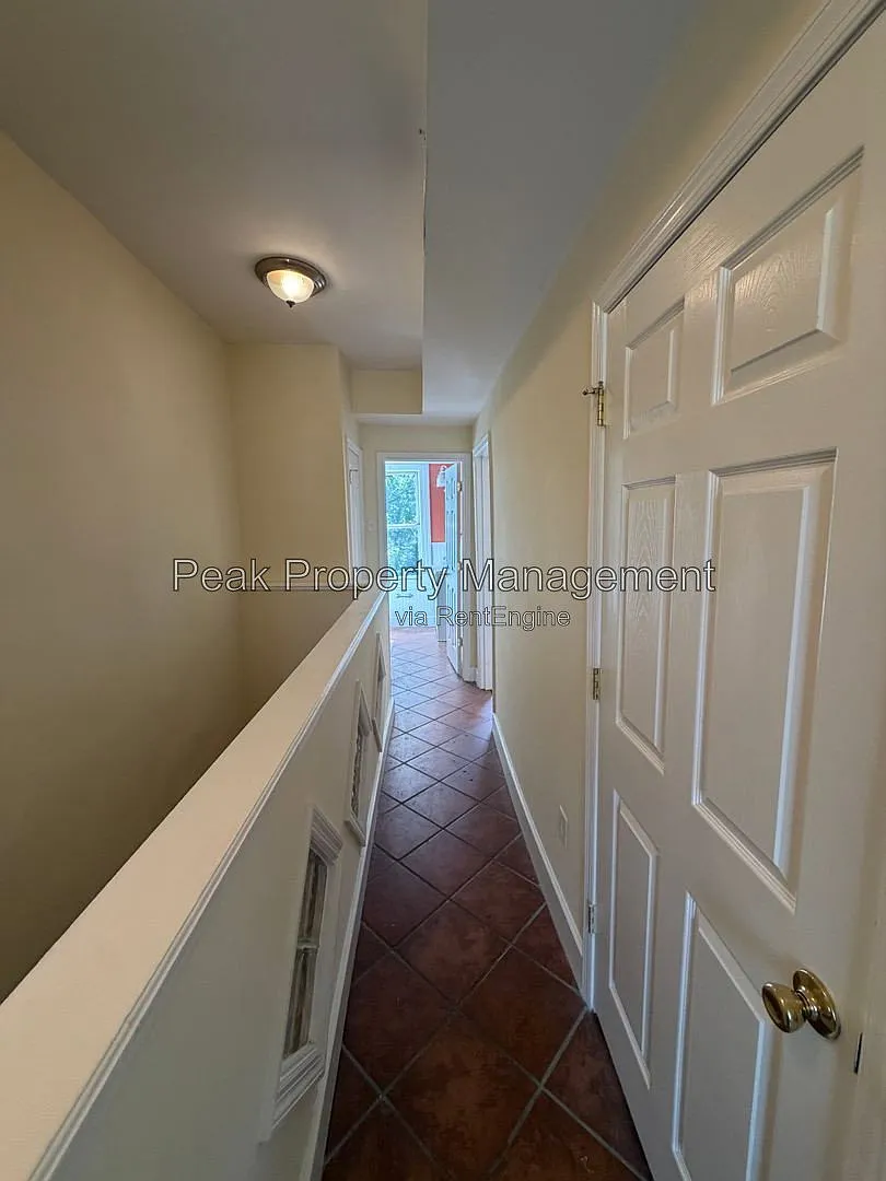 2 bed, 1.0 bath, 902 sqft, $1,400 — Photo 2