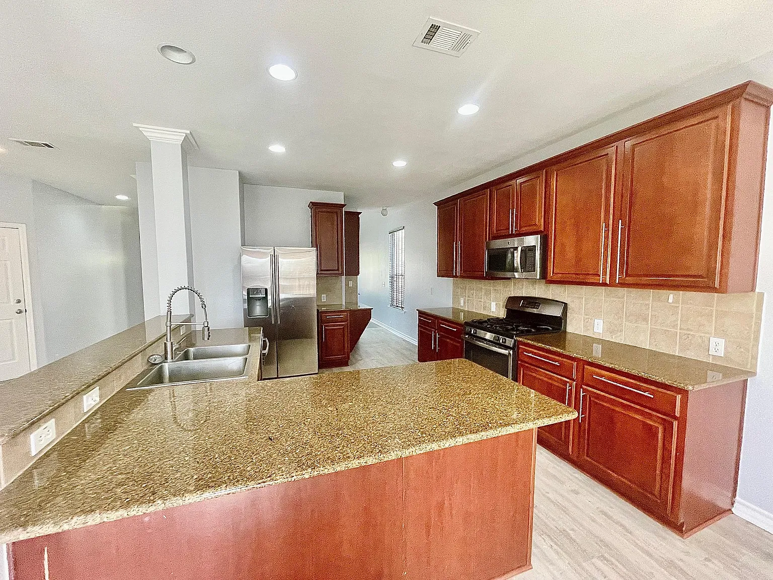 5 bed, 3.0 bath, 3153 sqft, $2,295 — Photo 3