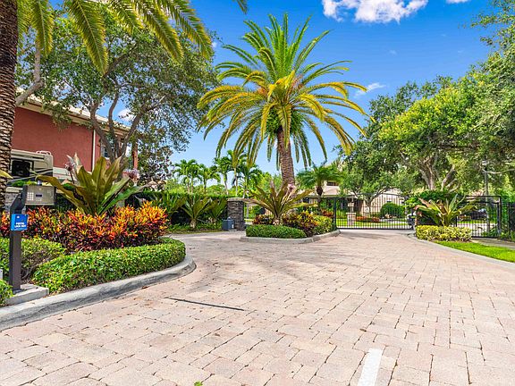 4th image of 1027 NE Savannah Oaks Way