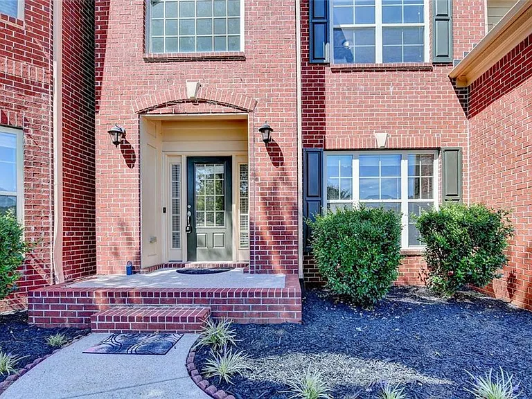 4805 Shelbourne Dr — Photo 2