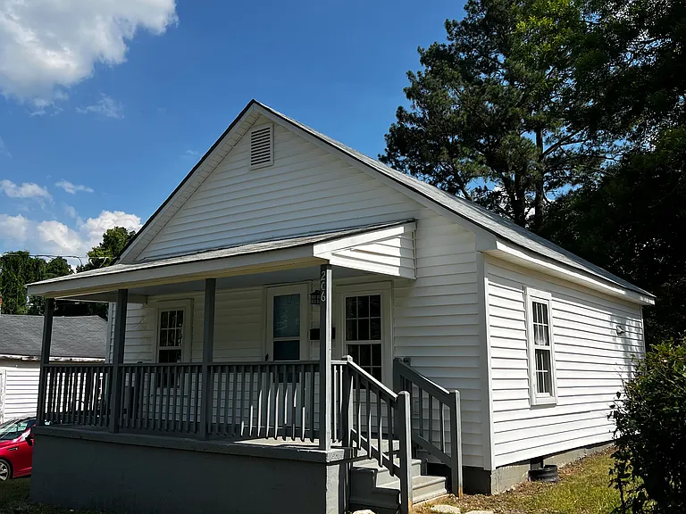 206 E College St — Photo 2