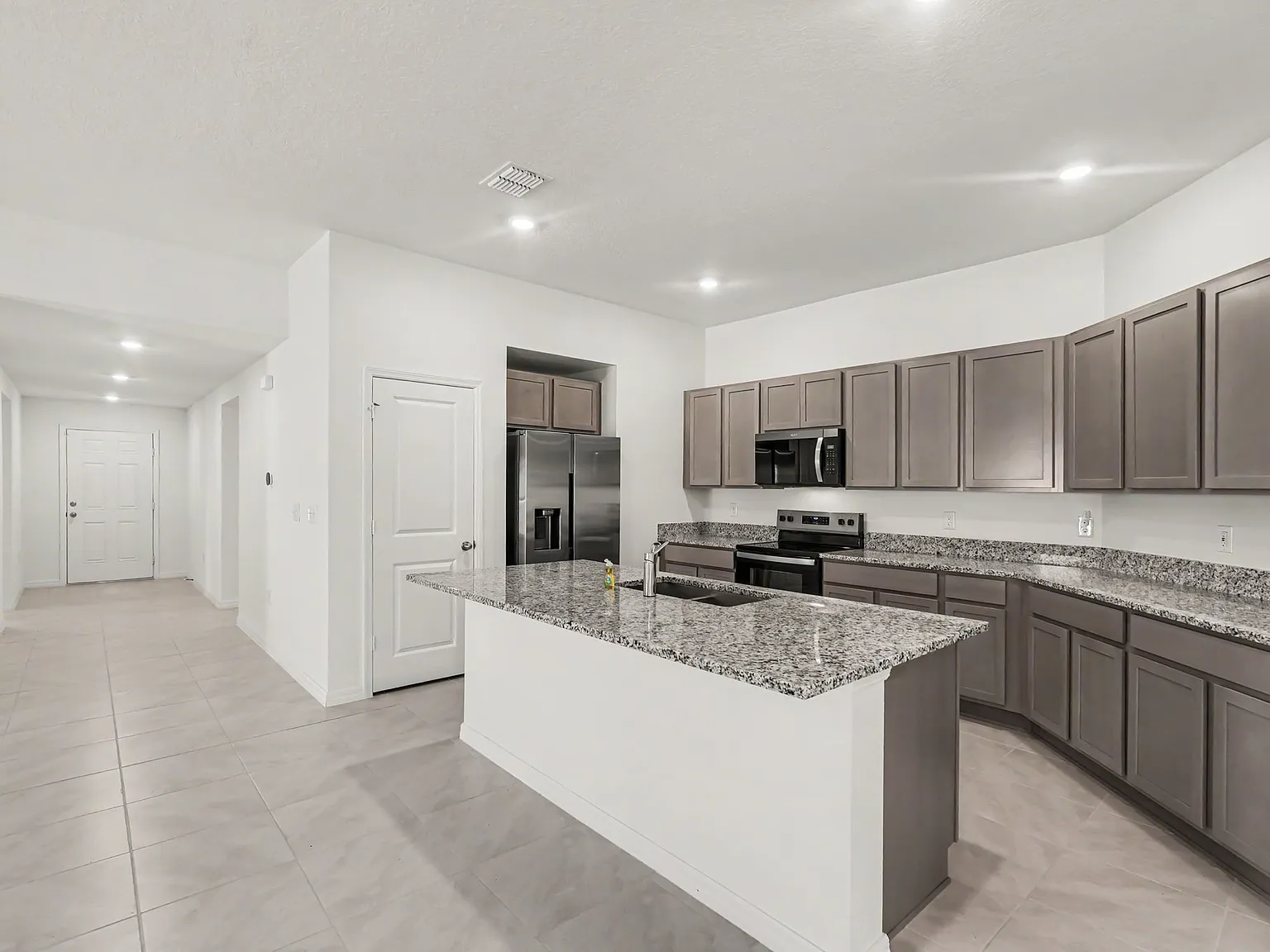 4 bed, 1989 sqft, $2,300 — Photo 2