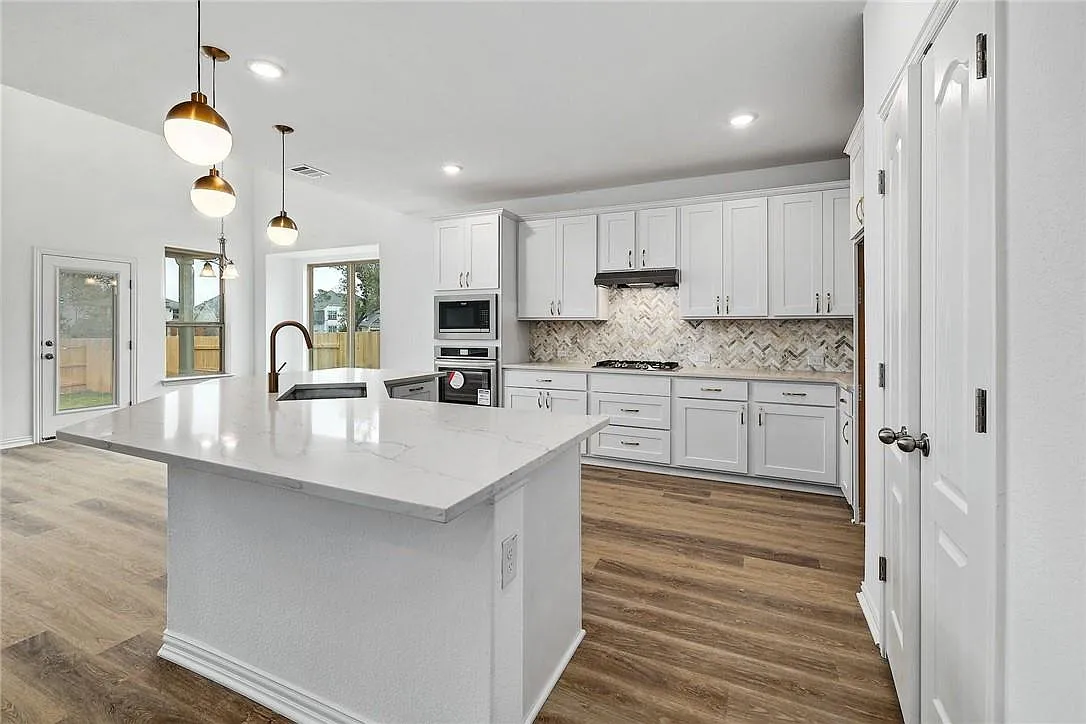 4 bed, 3.0 bath, 2946 sqft, $2,895 — Photo 3