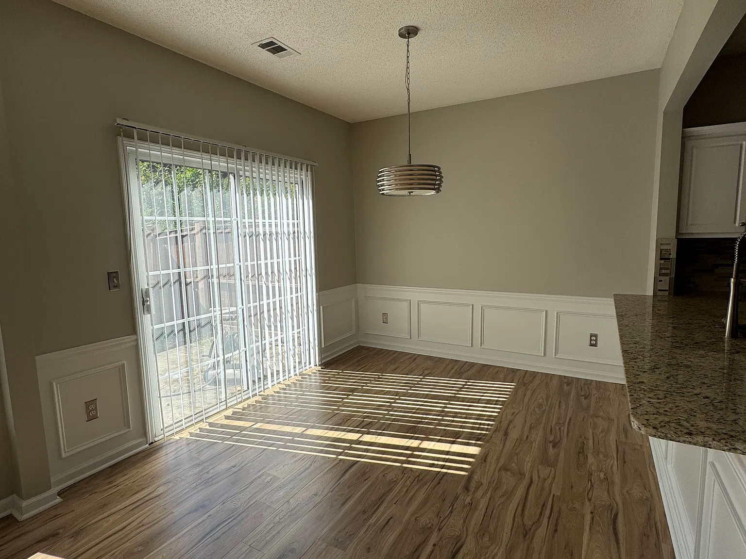 3 bed, 1908 sqft, $2,350 — Photo 4