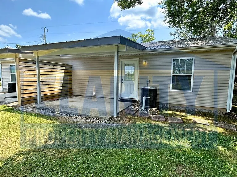 209 Hughes Ave NW — Photo 3