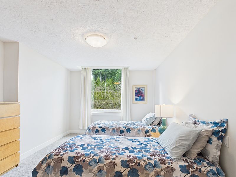 Saanich Apartment for rent - 2 Bedrooms — photo 35