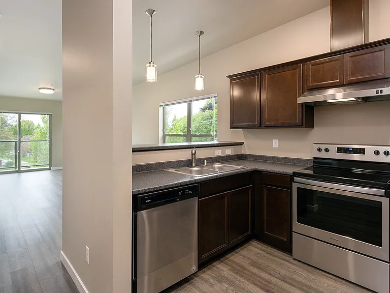 One Month Free, Broadway Station Apartments — Photo 16