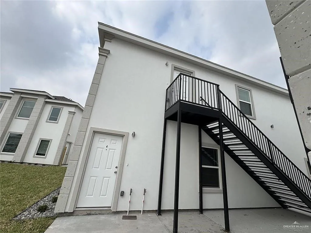 3 bed, 2.0 bath, 1115 sqft, $1,175 — Photo 3