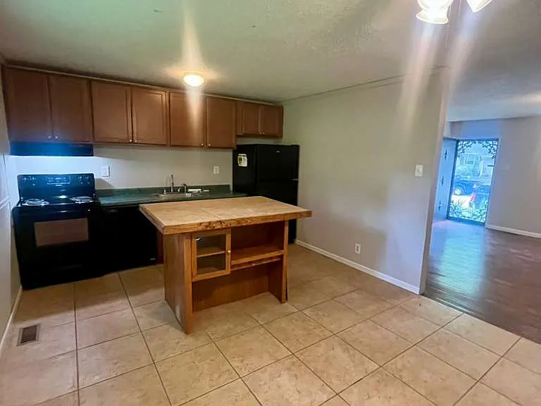 2145 Kingsford Dr — Photo 4
