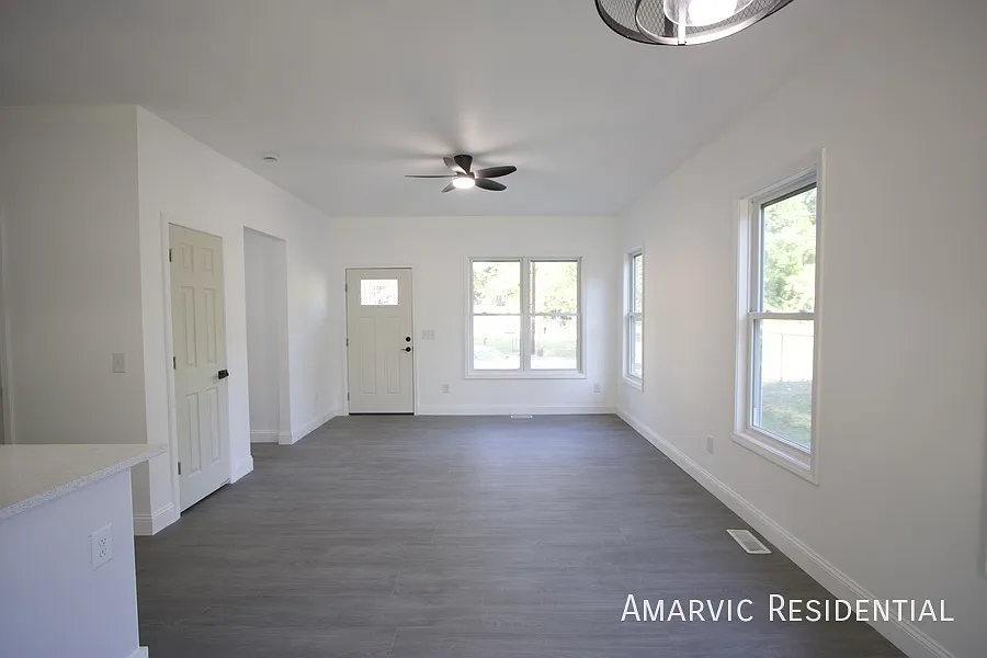 621 Singletary St SE — Photo 3