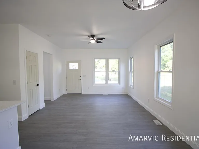 621 Singletary St SE — Photo 3