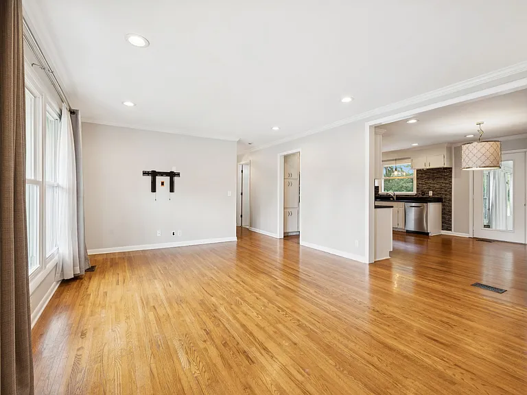 314 Derby Ln — Photo 2