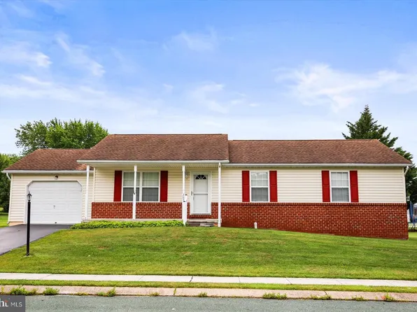 285 Drummer Dr, New Oxford, PA 17350