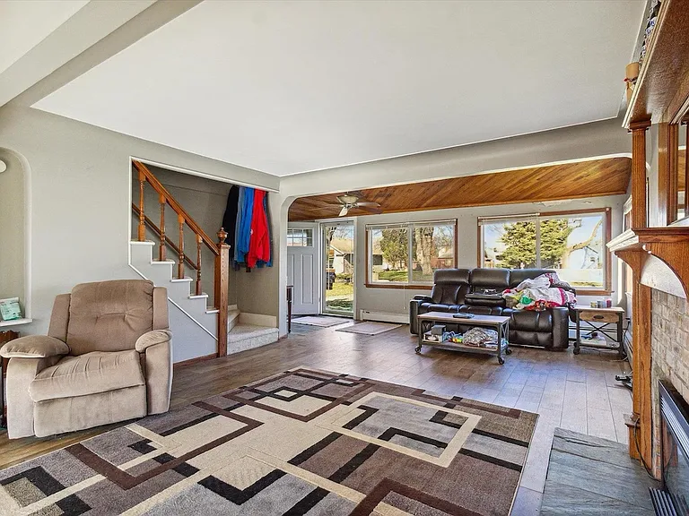 22464 Beach St — Photo 3