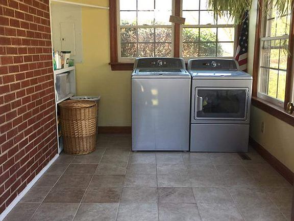 3rd image of 706 Pine Dr