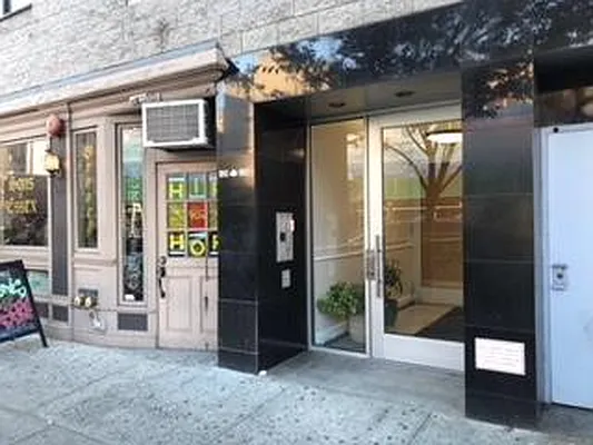 Rented by R New York | media 9