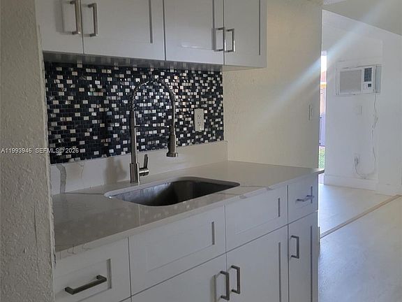 4th image of 715 SW 6th St #2