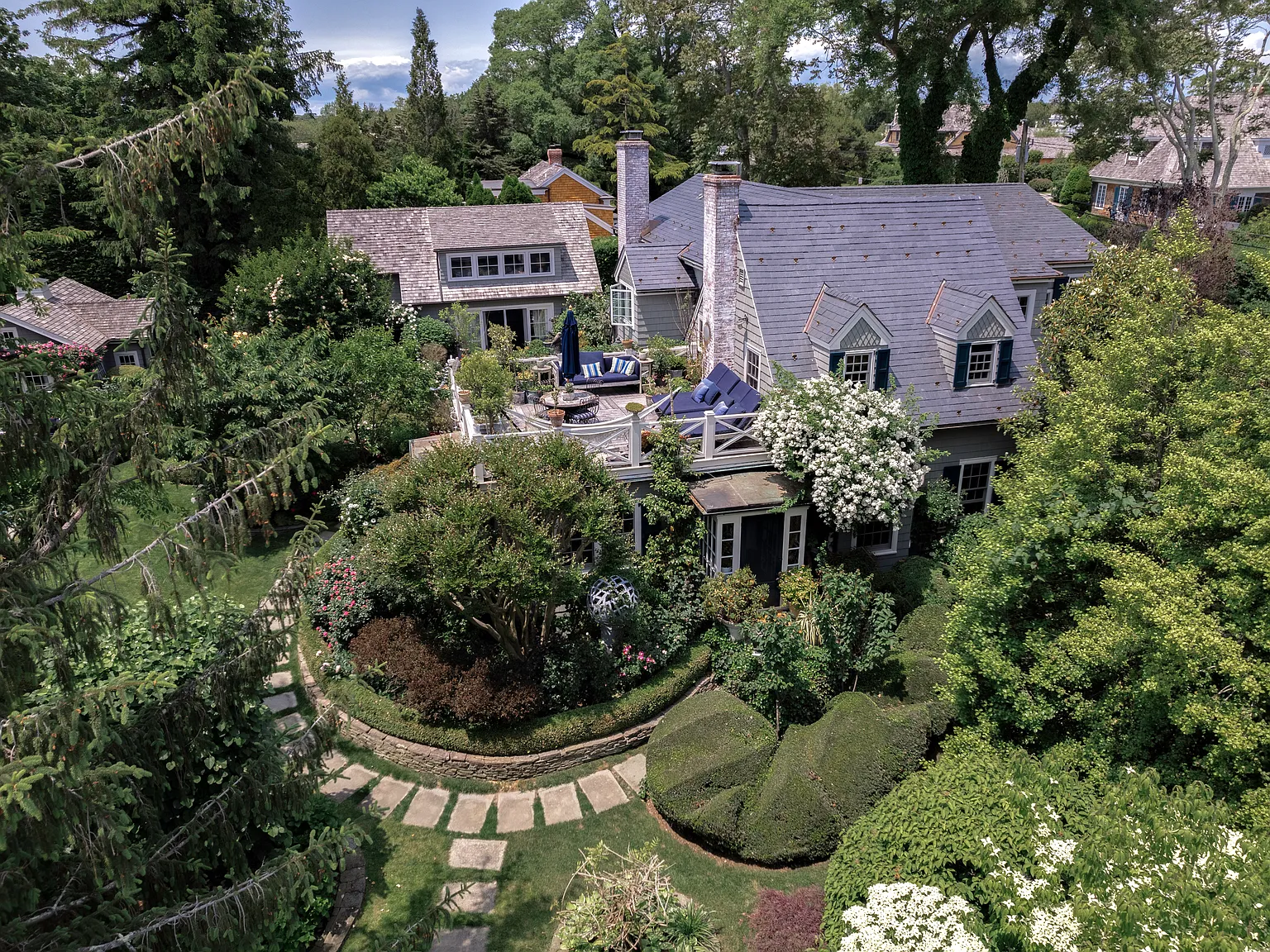 Secluded Summer Compound in Water Mill South — Photo 4