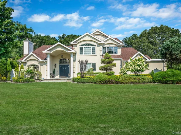 14 Arrowood Drive, Saint James, NY 11780