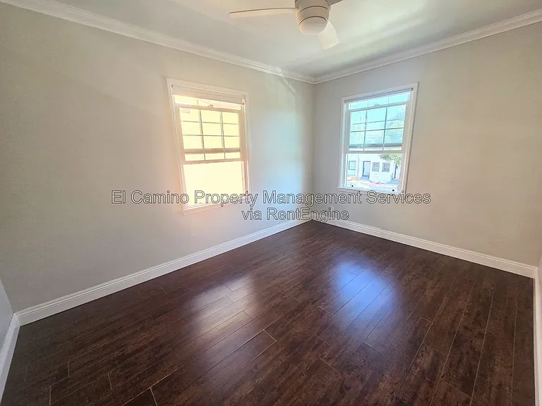 1036 E 2nd St #7 — Photo 13