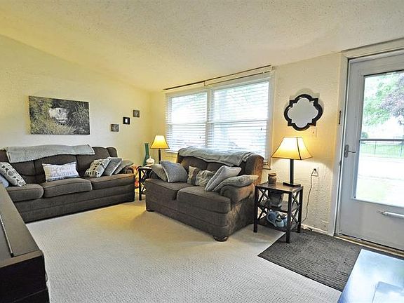 5th image of 826 W Edgar Ave