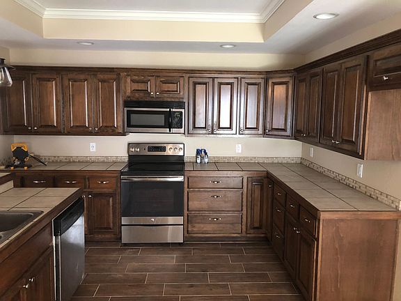 Plenty of cabinets in the kitchen and and an Island in this 