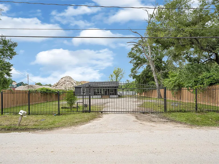 2631 Mansfield St — Photo 1