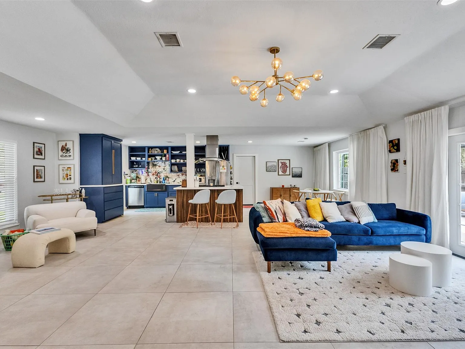 3 bed, 2.0 bath, 1548 sqft, $2,200 — Photo 3