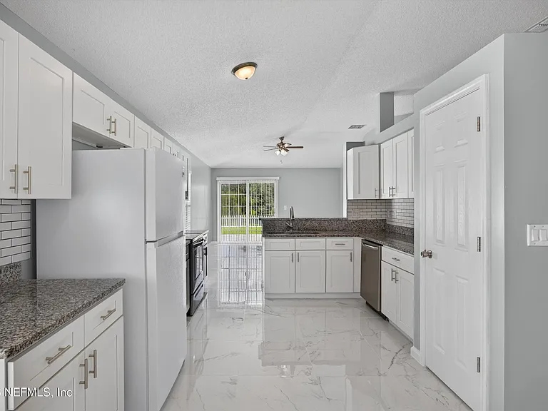 490 Hillside Dr — Photo 16