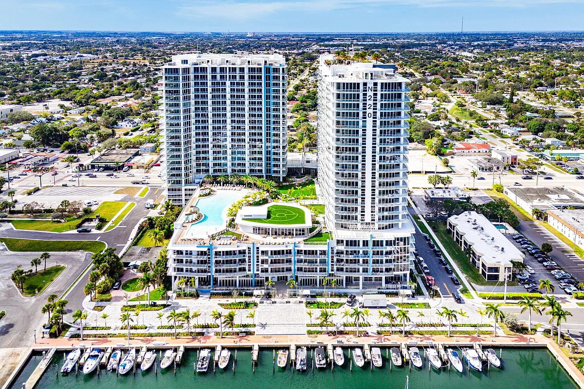 Building Photo - 220 Lake Shore Dr #304