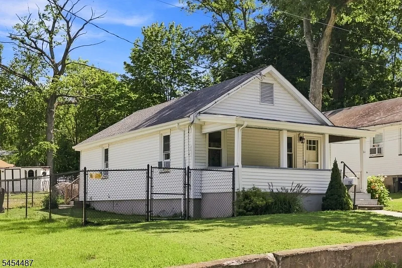 2 bed, 1.0 bath, 720 sqft, $2,700 — Photo 3